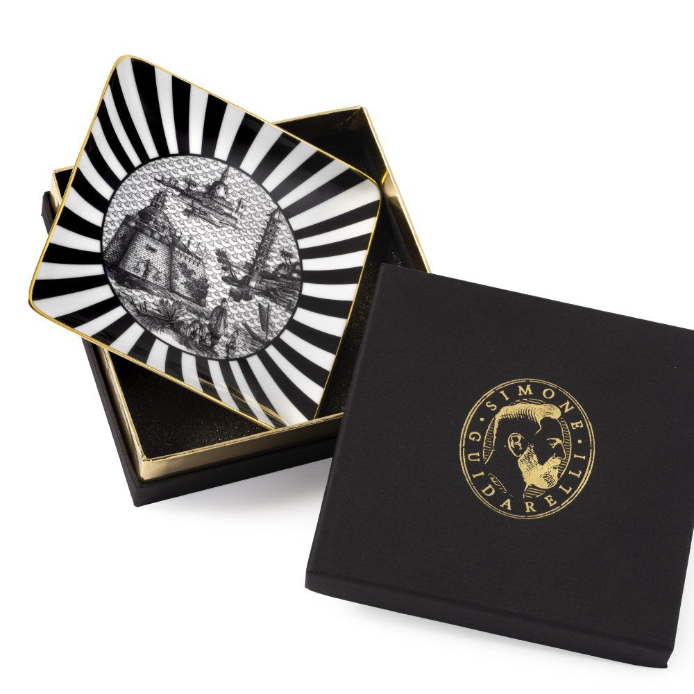 Svuotatasche quadrato Oriental Dream Simone Guidarelli in porcellana con motivo a righe bianche e nere, decoro illustrato centrale e confezione regalo elegante nera con dettagli oro.