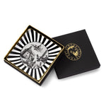 Svuotatasche quadrato Oriental Dream Simone Guidarelli in porcellana con motivo a righe bianche e nere, decoro illustrato centrale e confezione regalo elegante nera con dettagli oro.
