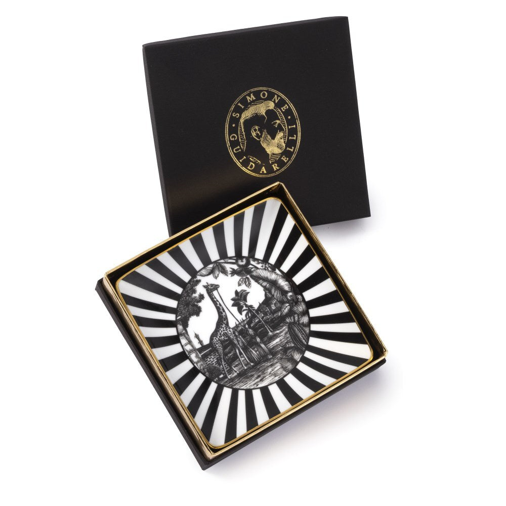 Svuotatasche quadrato Sunset Safari Simone Guidarelli in porcellana con motivo a righe bianche e nere, decoro illustrato centrale e confezione regalo elegante nera con dettagli oro.
