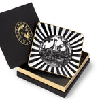 Svuotatasche quadrato Sunset Safari Simone Guidarelli in porcellana con motivo a righe bianche e nere, decoro illustrato centrale e confezione regalo elegante nera con dettagli oro.