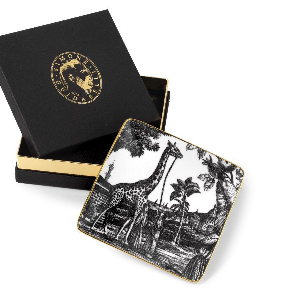 Svuotatasche Sunset Safari Simone Guidarelli in porcellana con motivo decorativo di gru e dettagli in vero oro, presentato con confezione regalo nera e oro.