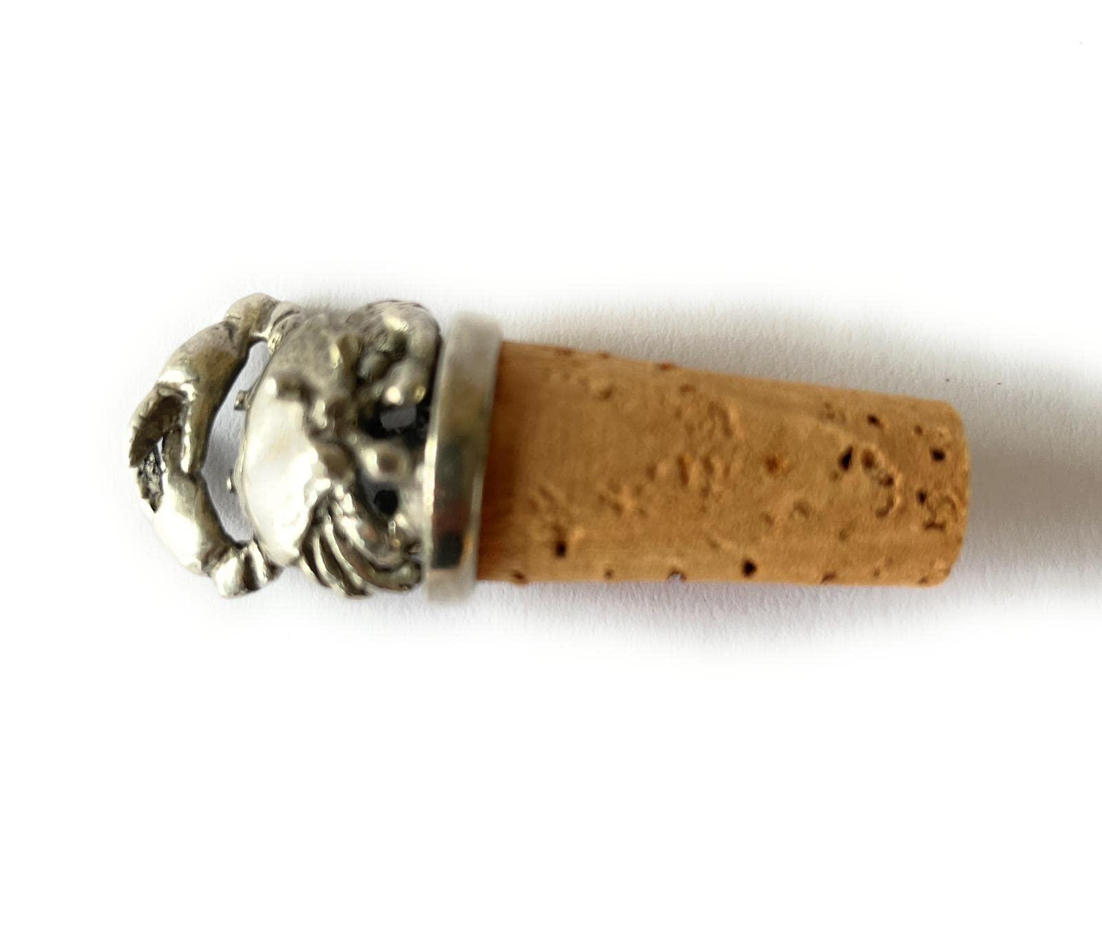 Tappo in sughero con decoro a forma di granchio in metallo argentato, stile marino elegante

