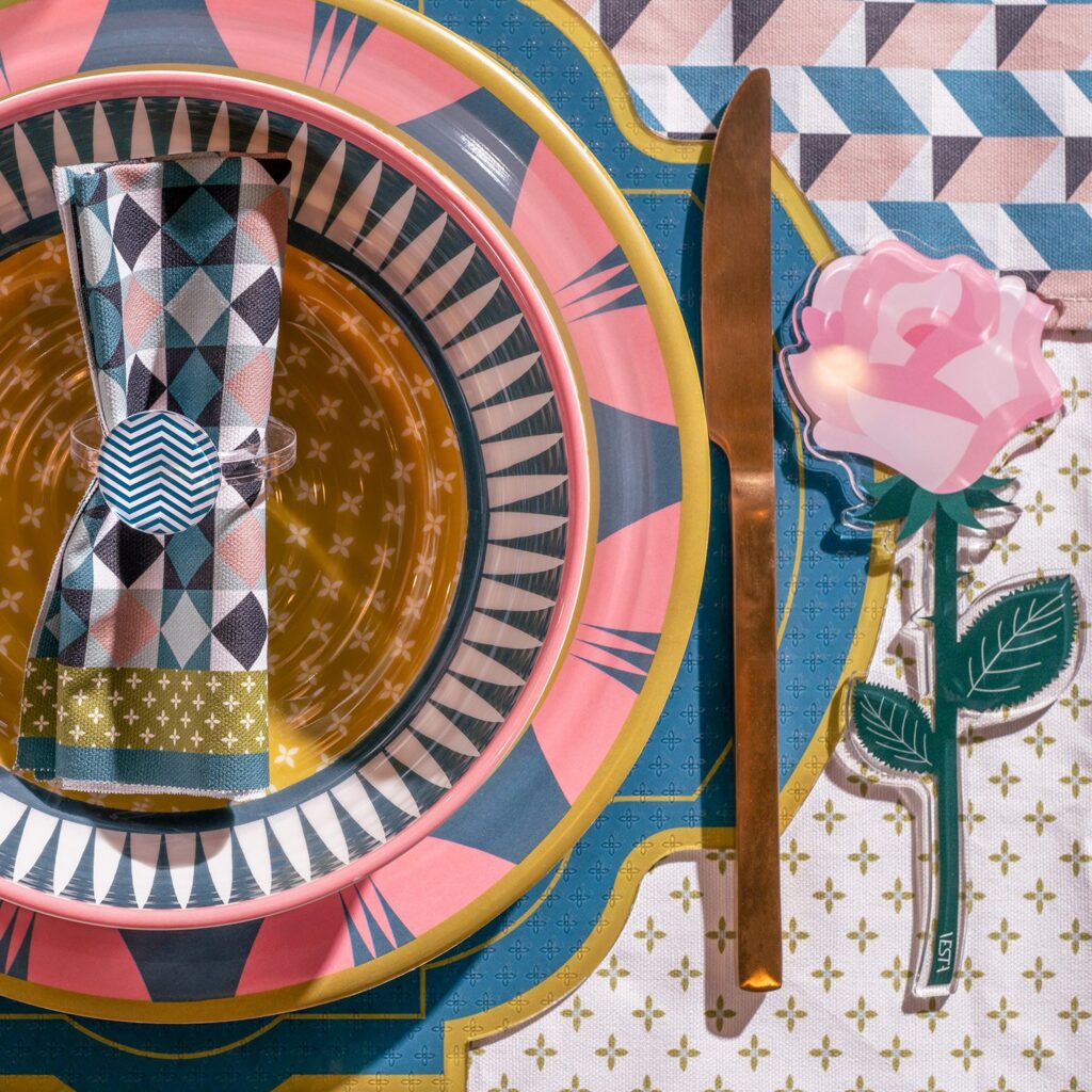 Special Moments Vesta usati come segnaposto: piccoli fiori in plexiglass, regalo elegante e senza tempo per ogni ospite.