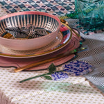 Special Moments Vesta usati come segnaposto: piccoli fiori in plexiglass, regalo elegante e senza tempo per ogni ospite.