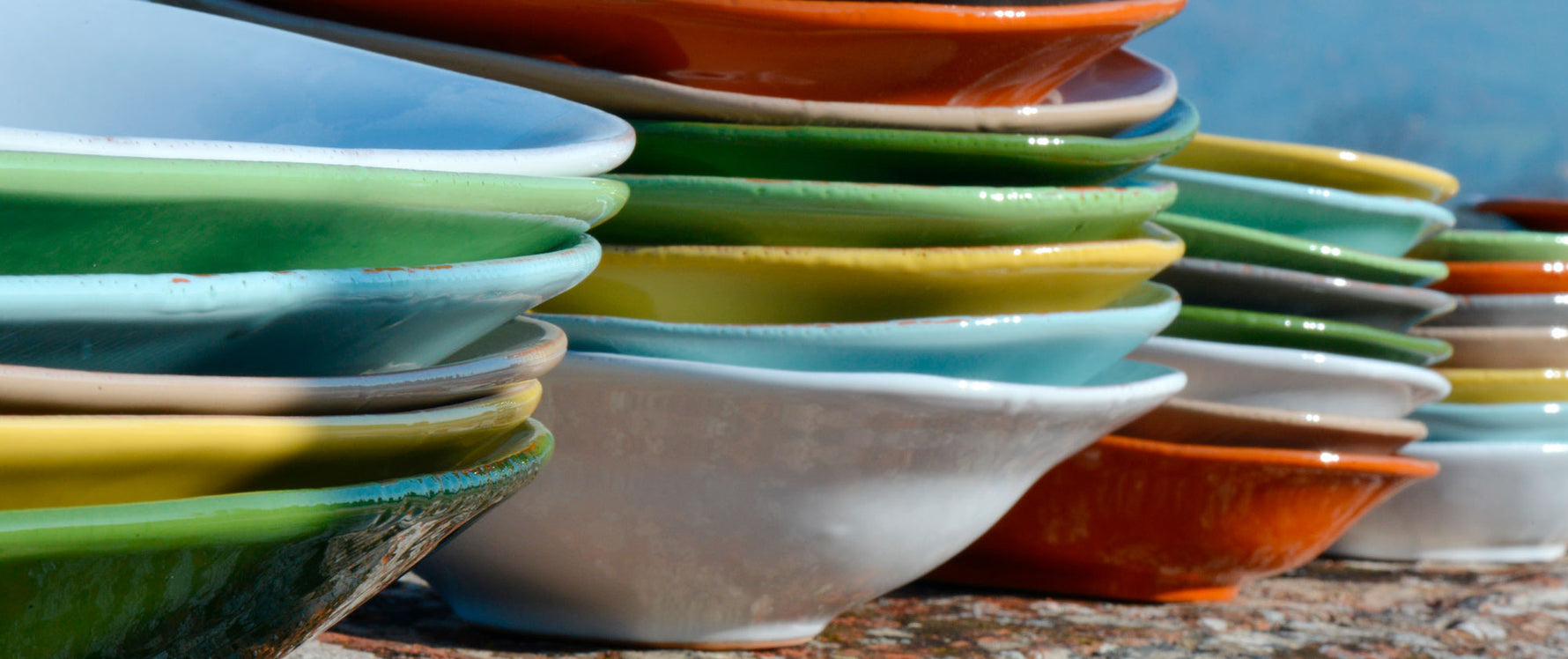 Piatti fondi Tavolozza Virginia Casa nei colori pistacchio, acquamarina, basilico, arancio, ottanio e ocra – ceramica artigianale italiana