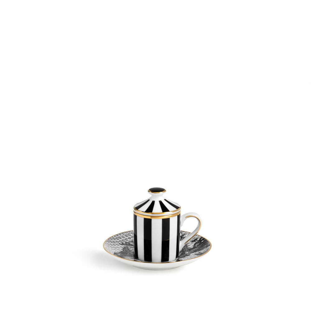 Tazzina caffè Souvenirs de Voyage Oriental Dream vista di lato con piattino decorato e coperchio a righe bianco nere