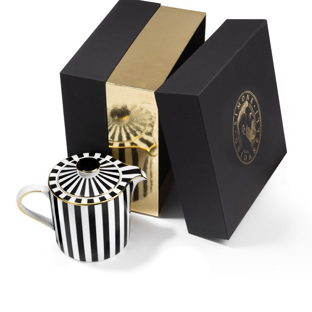 Teiera Souvenirs de Voyage Simone Guidarelli in porcellana bianca e nera con righe verticali e dettagli in vero oro, presentata in elegante scatola regalo nera e oro.