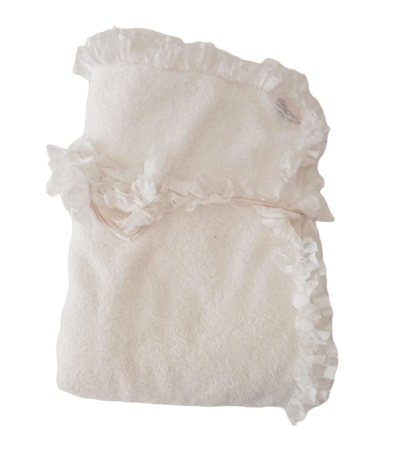 Telo mare bianco in spugna con balza in tulle, fatto a mano in Italia, piegato, stile elegante e raffinato