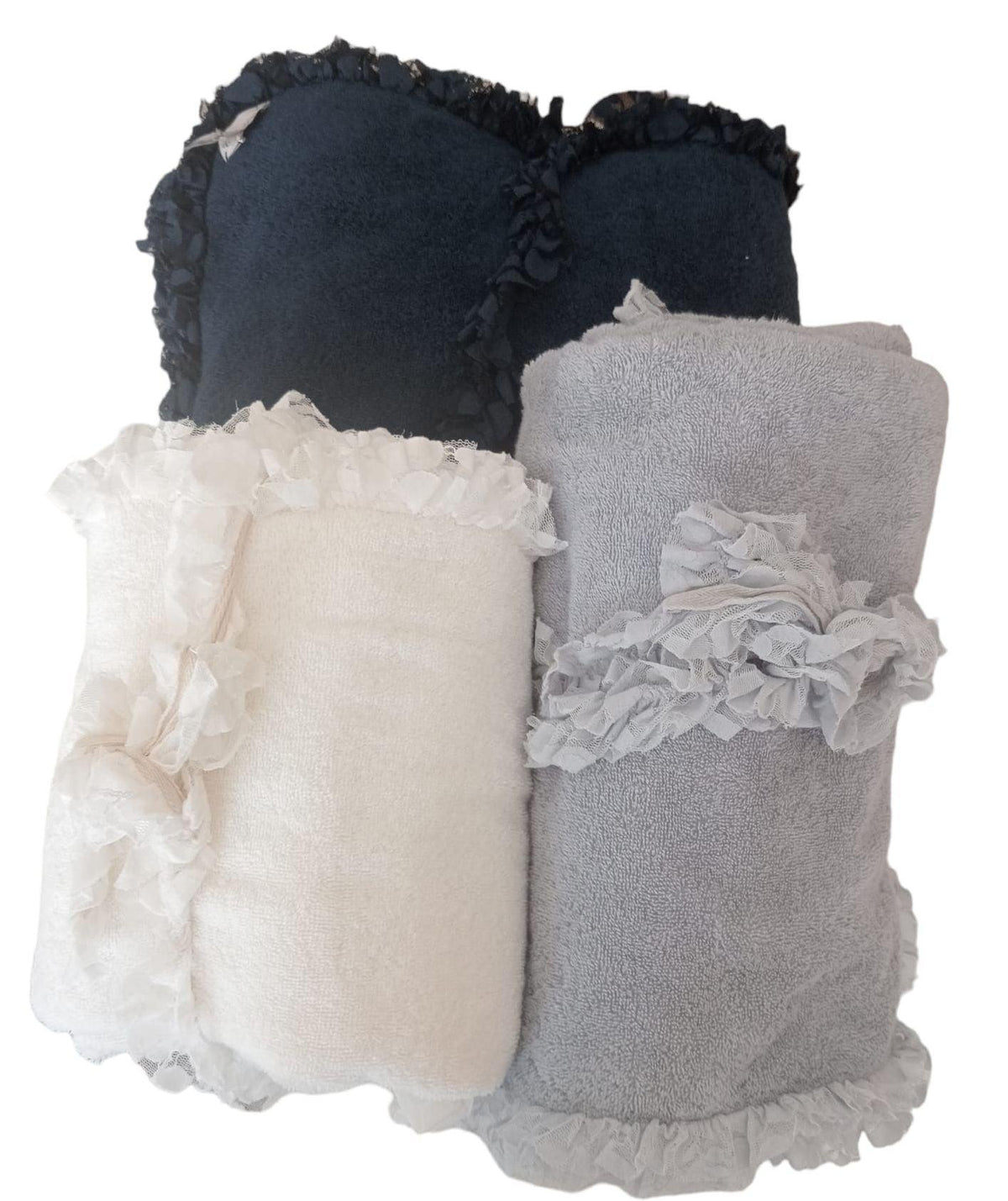 Teli mare artigianali Made in Italy in spugna morbida, rifiniti con balza in tulle. Disponibili in blu, bianco e grigio per mise en place estive eleganti
