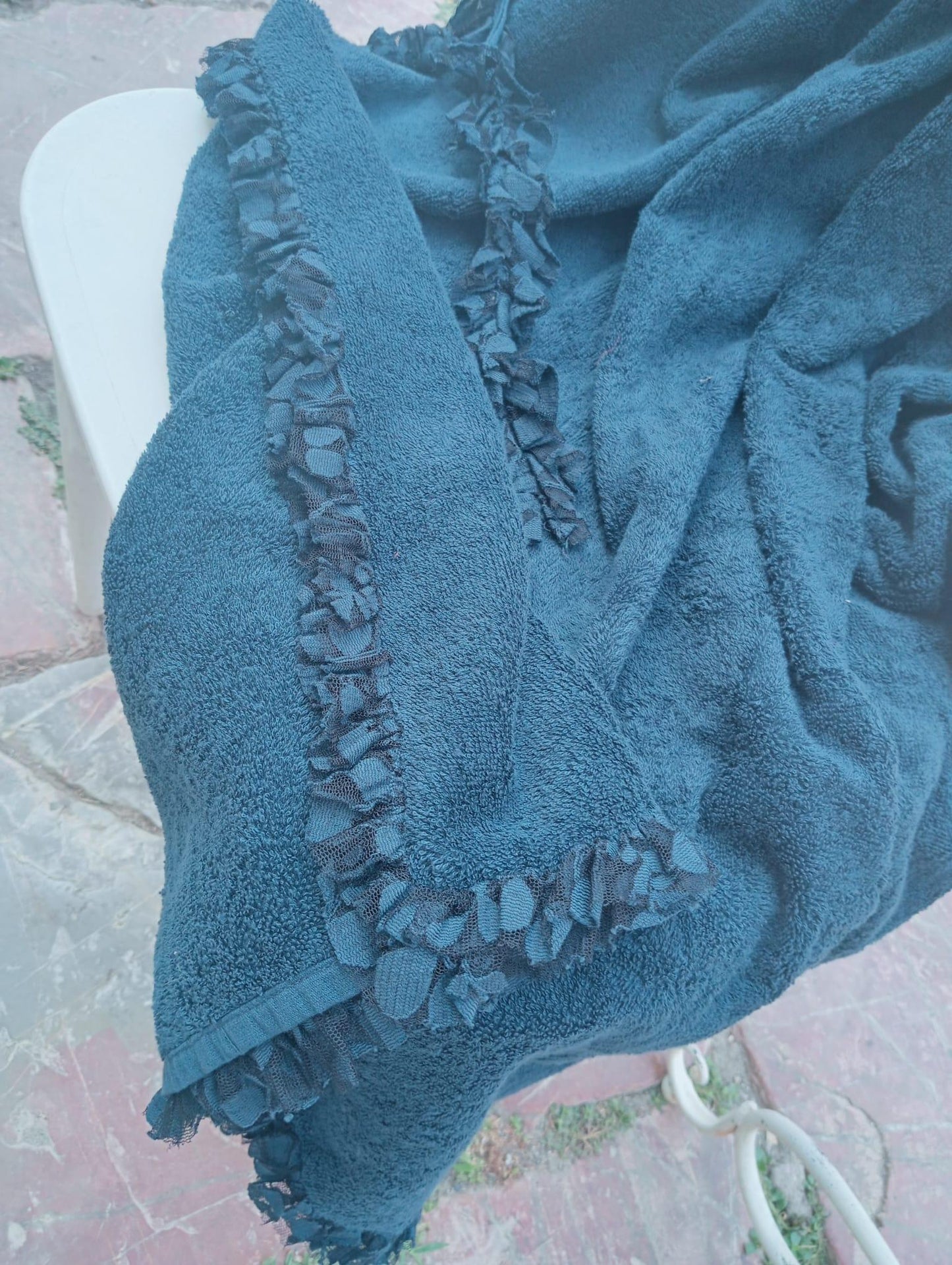Serviette de plage chic en pur coton ornée de dentelle, produit textile italien collection Chez Moi - Couleur : Bleu Nuit