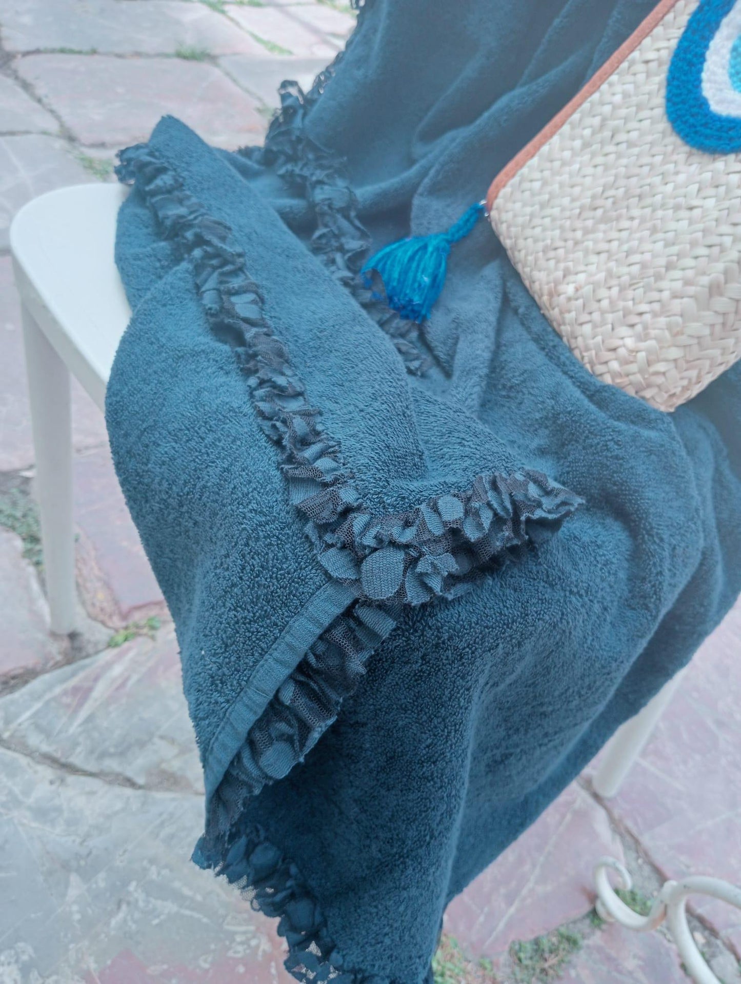 Serviette de plage chic en pur coton ornée de dentelle, produit textile italien collection Chez Moi - Couleur : Bleu Nuit