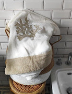 Telo mare bianco con bordo e ricamo corallo beige in spugna artigianale Made in Italy