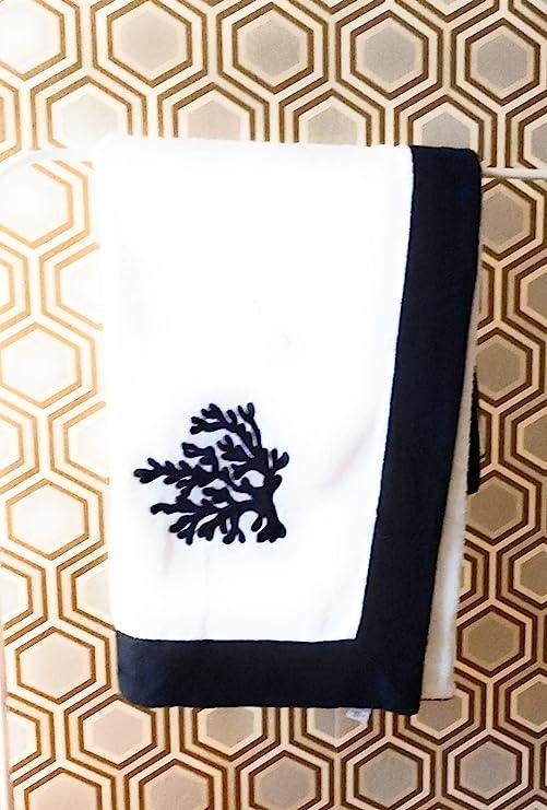 telo mare bianco con ricamo corallo blu e bordo blu 