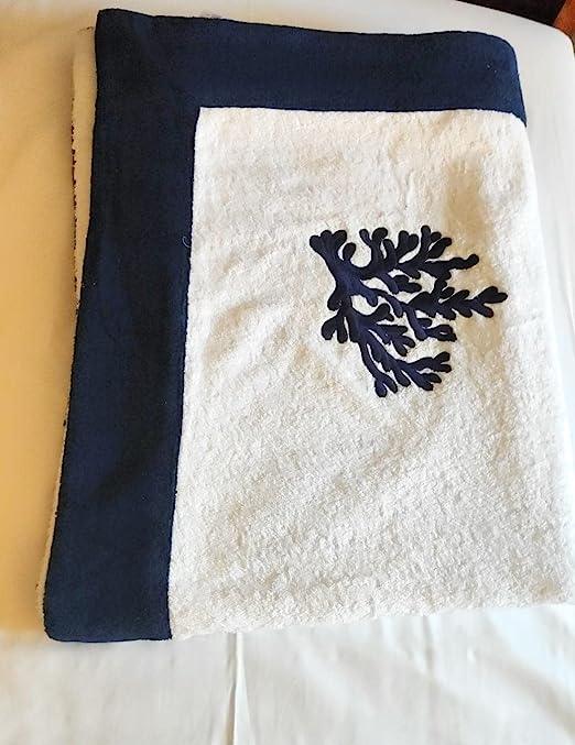 telo mare bianco con ricamo corallo blu e bordo blu
