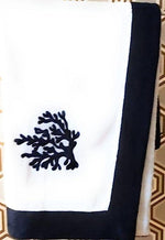 telo mare bianco con ricamo corallo blu e bordo blu