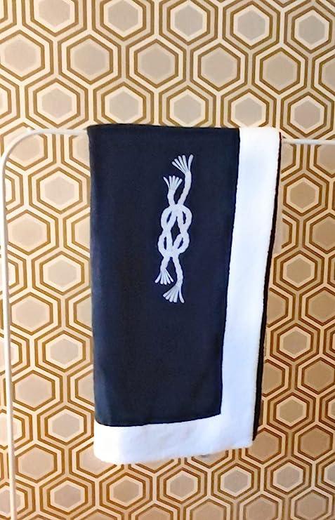 Telo mare bianco con bordo e ricamo nodo blu, in spugna artigianale Made in Italy della Linea Nodo, perfetto per yacht, spiaggia o piscina.