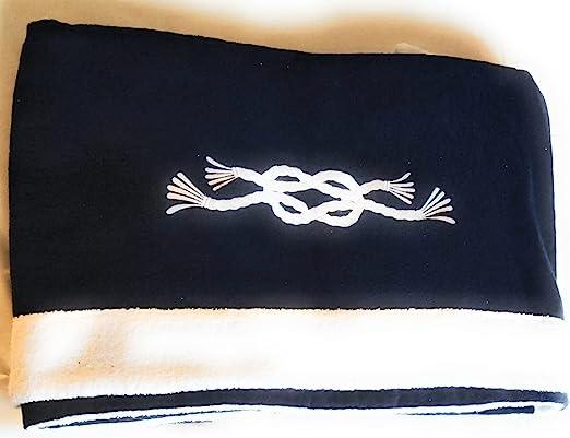 Telo mare bianco con bordo e ricamo nodo blu, in spugna artigianale Made in Italy della Linea Nodo, perfetto per yacht, spiaggia o piscina.