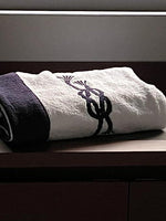 telo mare bianco con bordo e ricamo nodo marino blu, artigianale e made in Italy – perfetto per yacht e spiagge eleganti

