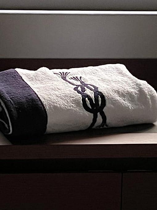 telo mare bianco con bordo e ricamo nodo marino blu, artigianale e made in Italy – perfetto per yacht e spiagge eleganti

