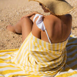  Donna al mare con telo giallo a righe in cotone riciclato