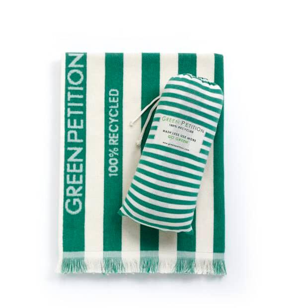 Telo mare Delmor Green Petition a righe verde e bianco con pouch coordinata, 100% riciclato