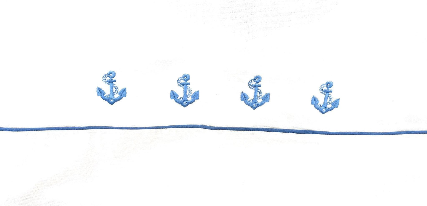 Ricamo ancora azzurra artigianale su cotone bianco

