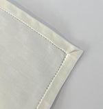 Orlo ricamato a mano su tovagliolo in puro cotone