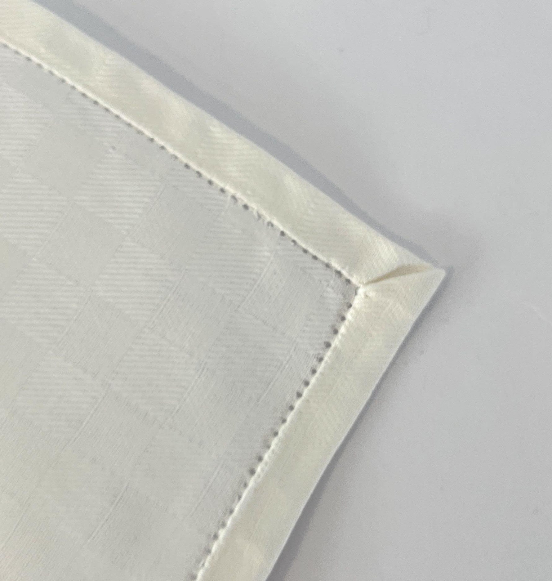 Orlo ricamato a mano su tovagliolo in puro cotone