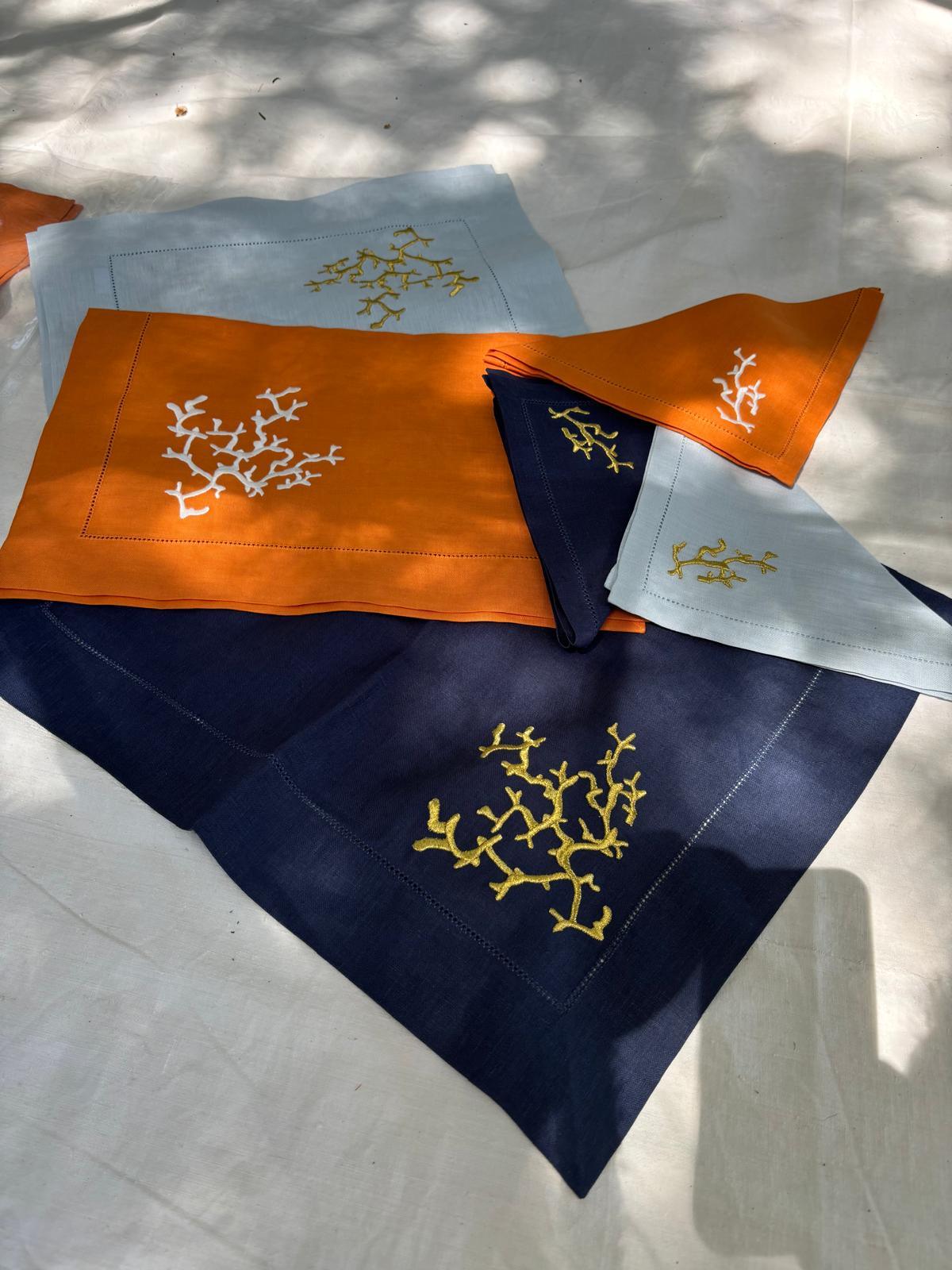Set di americani in lino con tovaglioli ricamati a mano con corallo, nei colori arancio, blu, azzurro 