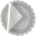 Set americano rotondo in organza con onde ricamate e tovagliolo piegato