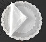 Set americano rotondo in organza con onde ricamate e tovagliolo piegato