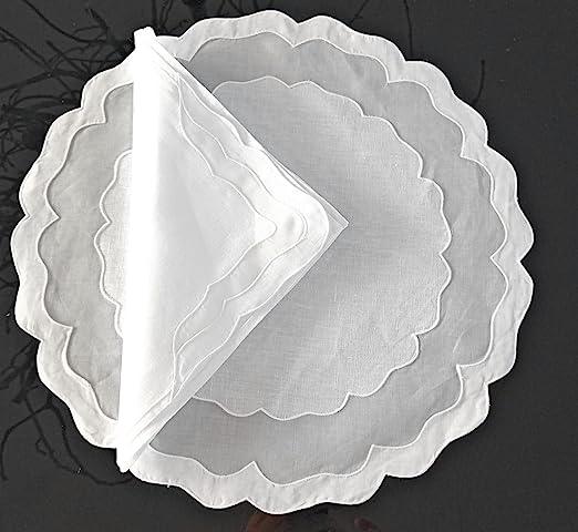 Set americano rotondo in organza con onde ricamate e tovagliolo piegato