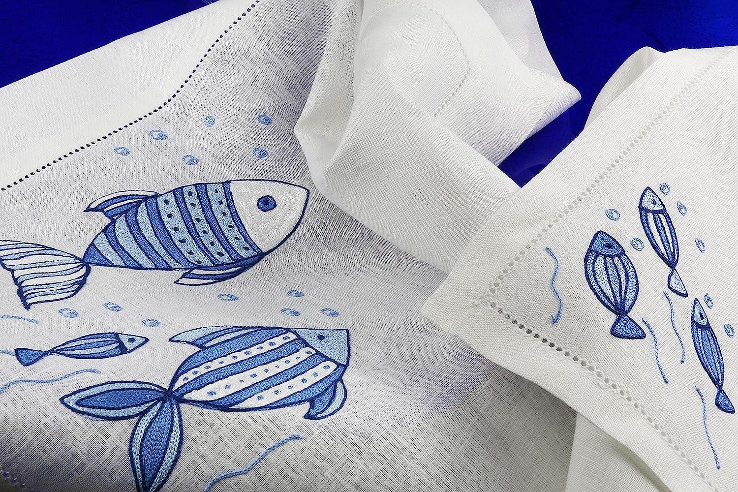 Americano e tovagliolo in lino bianco con pesci blu ricamati a mano – artigianato italiano di lusso a tema marino