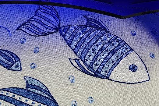 Particolare del ricamo artigianale su lino con pesce blu stilizzato – dettaglio di alto artigianato italiano