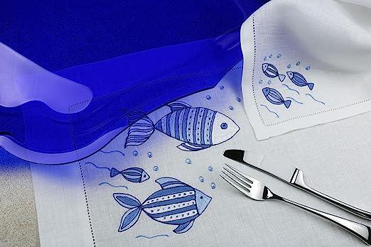 Americano in lino ricamato con pesci blu, con tovagliolo coordinato e mise en place elegante