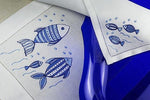 Set americano e tovagliolo in lino con pesci blu ricamati a mano, stile marino italiano di pregio