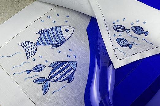 Set americano e tovagliolo in lino con pesci blu ricamati a mano, stile marino italiano di pregio