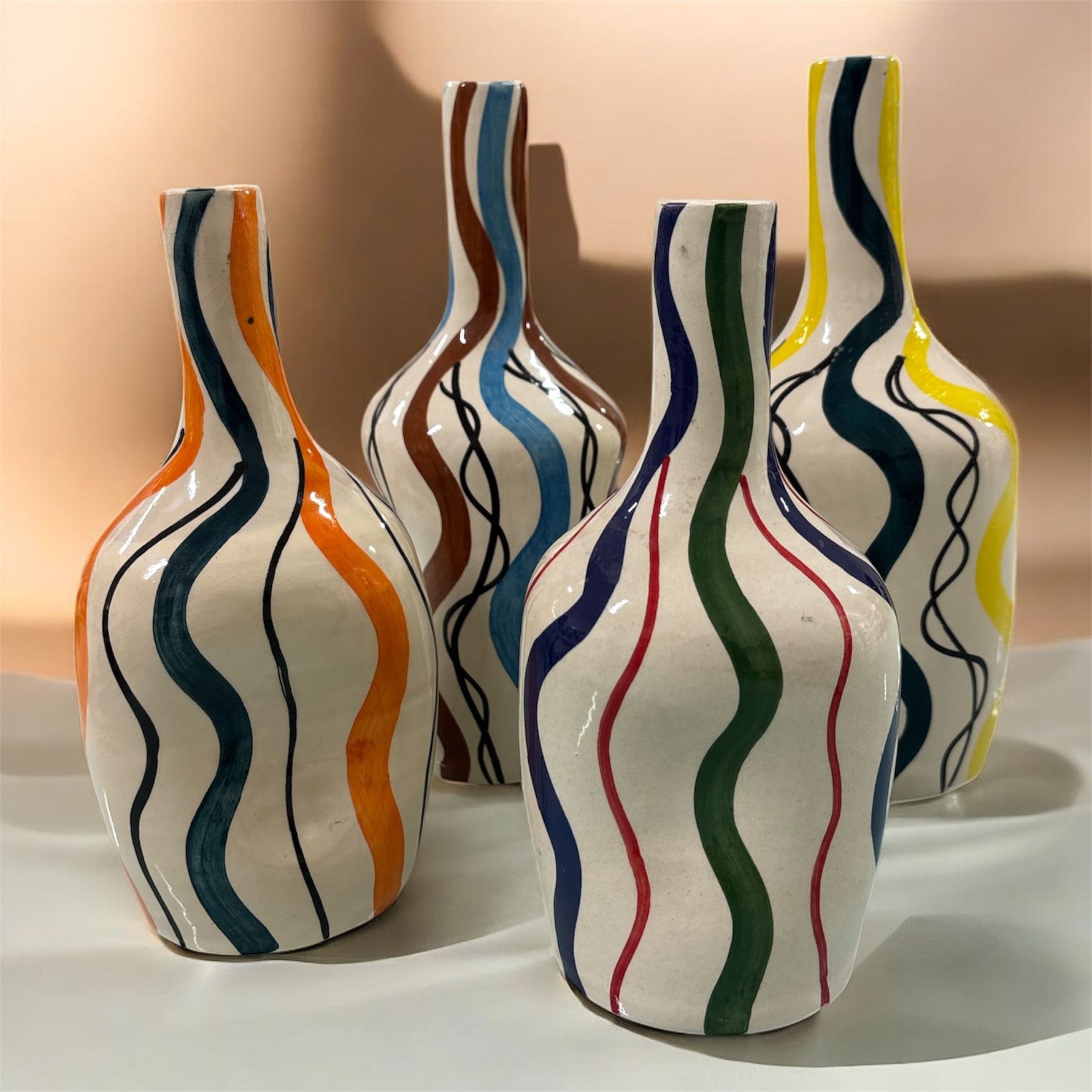 Vasi artigianali in ceramica con onde colorate dipinte a mano, tutti diversi e unici