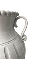 Particolare manico vaso Perla in ceramica bianca Virginia Casa, con manici e bordo perlinato, lavorazione artigianale made in Italy