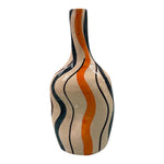 Vaso artigianale in ceramica con onde arancioni e verde-blu su fondo crema