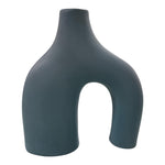 Vaso decorativo azzurro opaco con doppio piede, visto frontalmente su sfondo neutro.