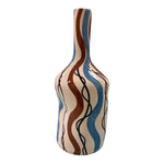 Vaso alto artigianale con onde marroni e azzurre dipinte a mano.