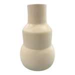 Vaso artigianale bianco in ceramica visto frontalmente su sfondo neutro.