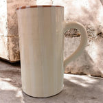 Vaso artigianale in ceramica color crema con un manico, fatto a mano, finitura lucida, stile naturale e minimale