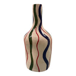 Vaso artigianale in ceramica con onde blu, verdi e rosse dipinte a mano su fondo chiaro.
