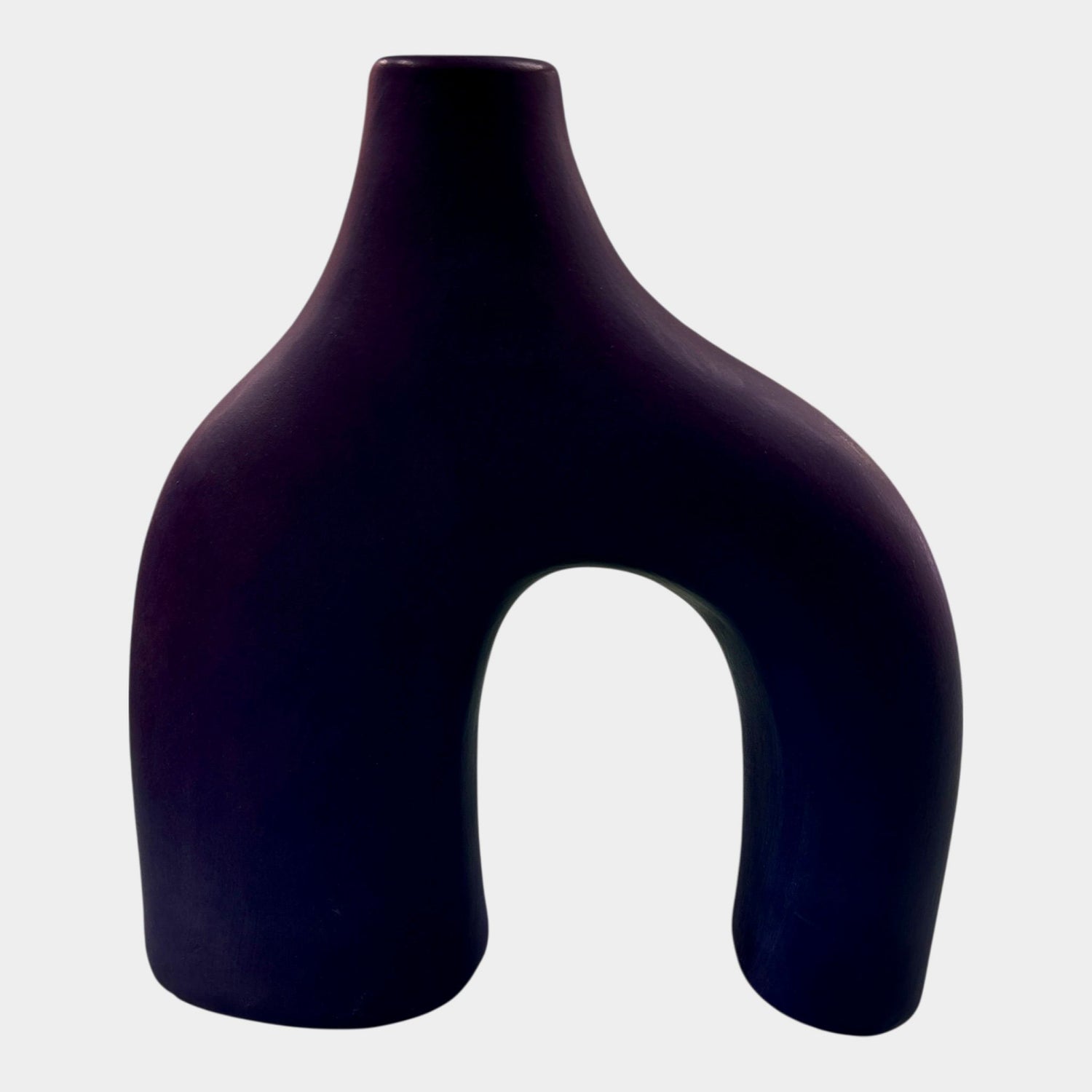 Vaso decorativo blu notte in ceramica visto frontalmente.