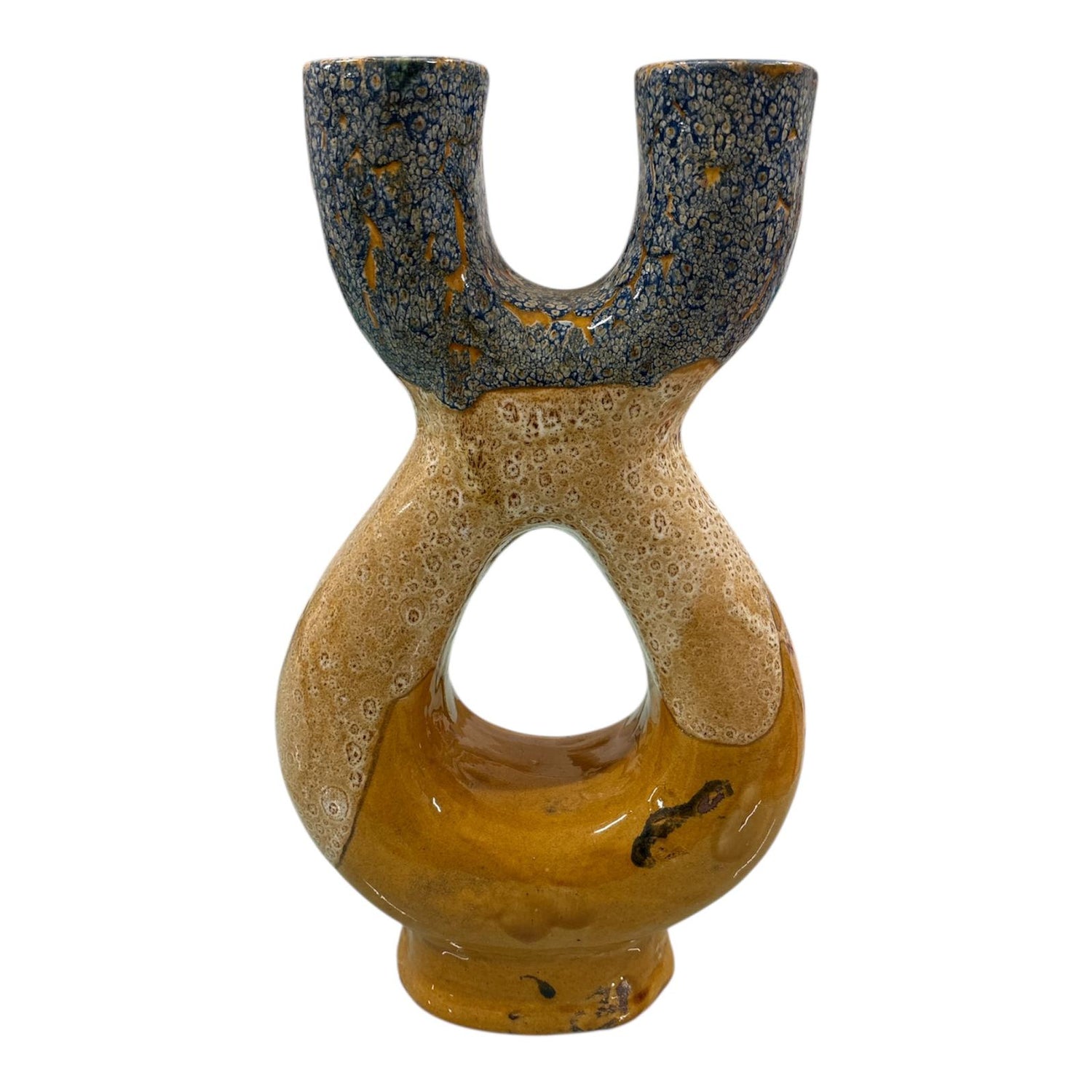 Vaso artigianale Marika De Paola con doppia apertura superiore e finitura blu e ocra, visto frontalmente.