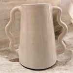 Brocca in ceramica color crema con doppio manico ondulato, stile minimal artigianale