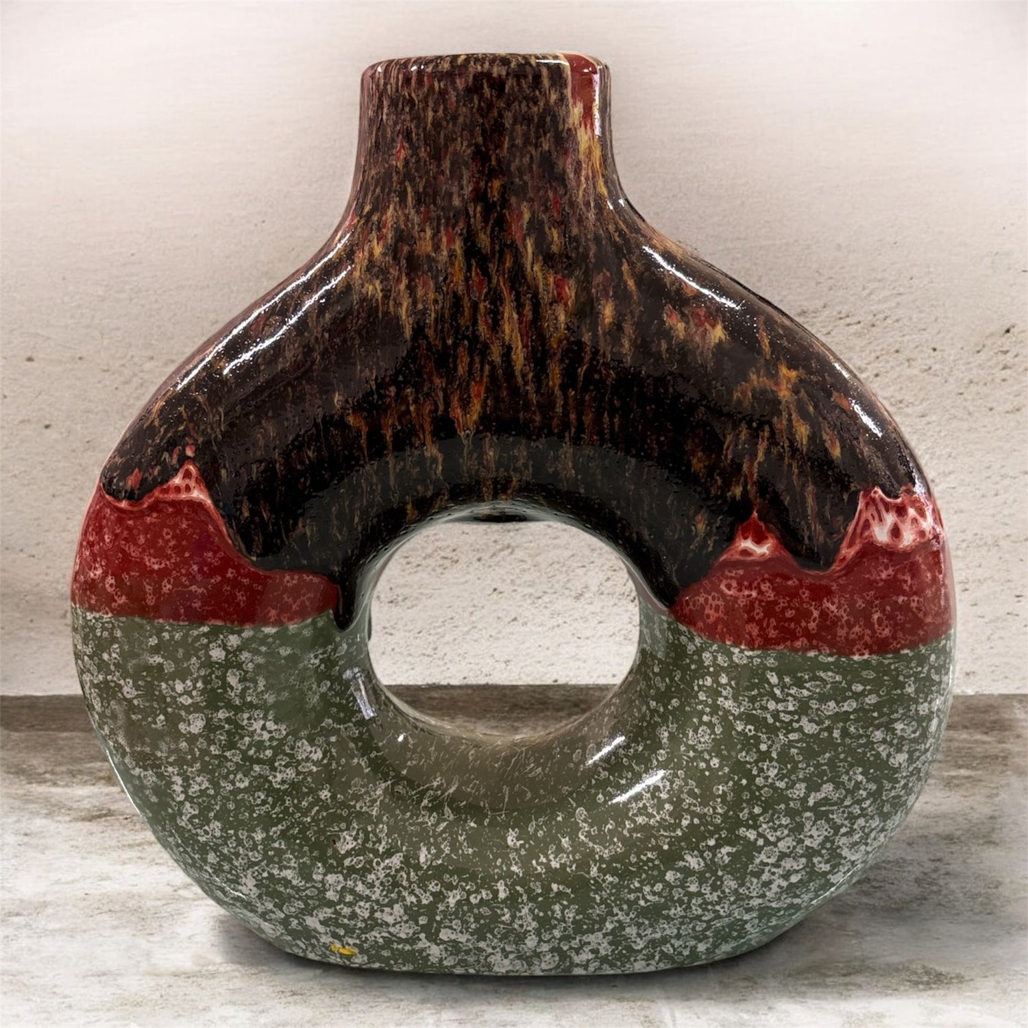 Vaso artigianale multicolore in ceramica con foro centrale, effetto smaltato.