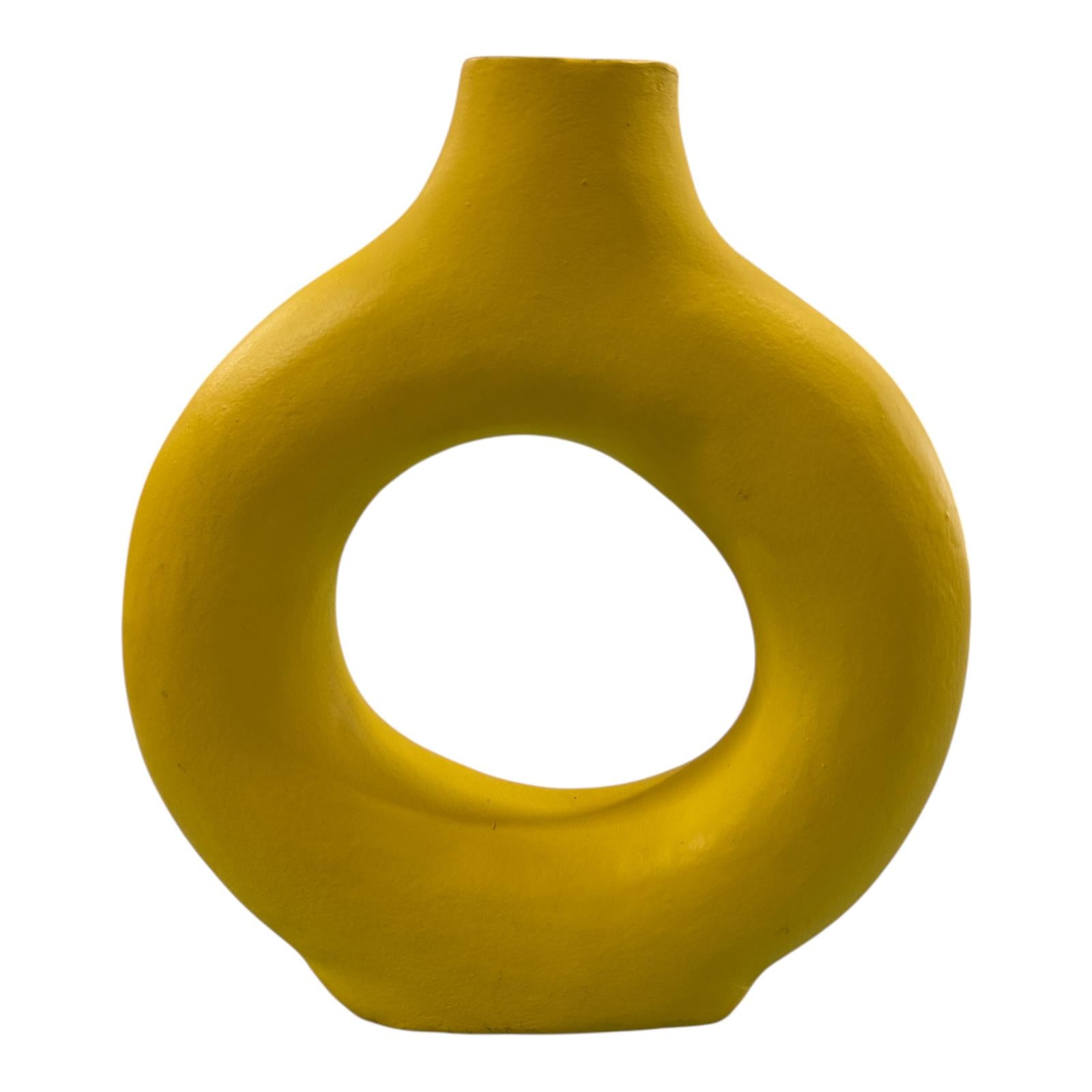 Vaso artigianale in ceramica gialla opaca visto lateralmente, design moderno e minimal.